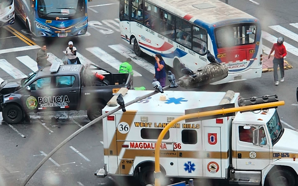 Choque entre ambulancia y patrullero dejó varios heridos en Pueblo Libre.