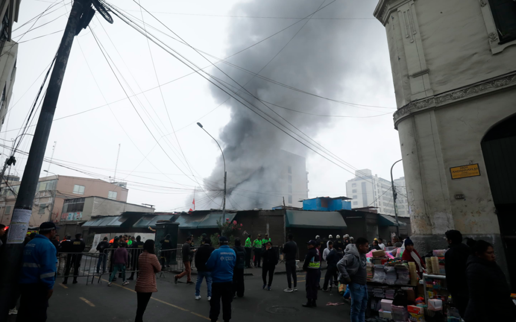 Incendio consume galerías cerca de Mesa Redonda.