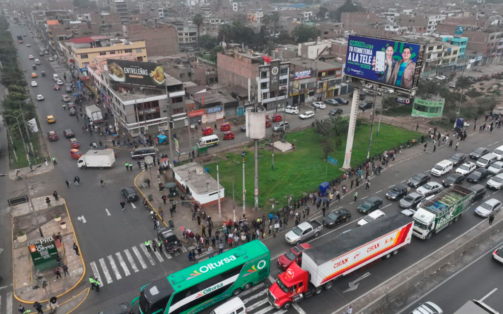 Paro de transportistas por extorsiones afecta a miles de usuarios